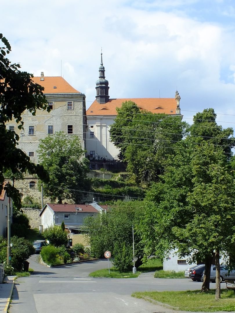 Tuchoměřice — zámek a kostel sv. Víta